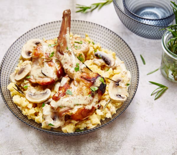 EFFILOCHE DE LAPIN A LA MOUTARDE ET CHAMPIGNONS POELEE DE SPAETZLE